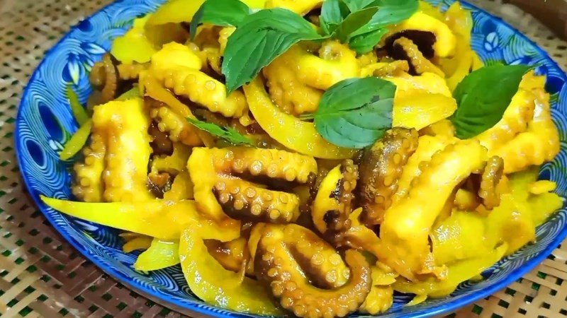 Bạch tuộc xào nghệ vàng óng