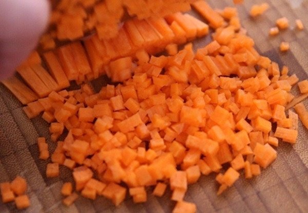 Băm cà rốt để nấu cháo thịt bò bằm