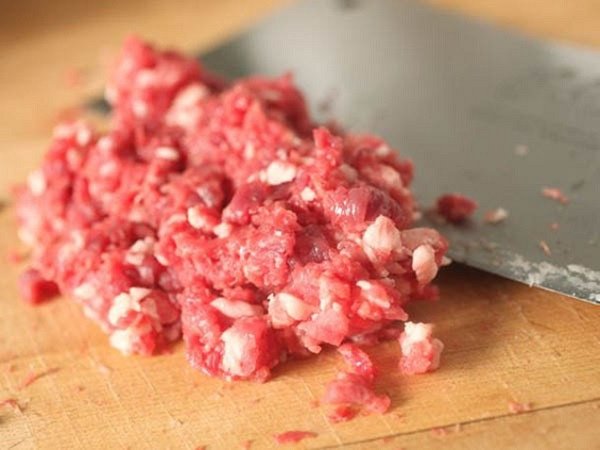 Băm thịt bò và ướp gia vị để nấu cháo thịt bò bằm