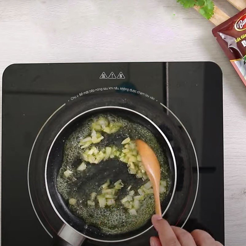 Băm tỏi và thái gừng hành tây cho sốt vang bò