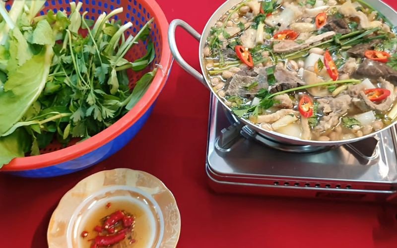 Bàn ăn ấm cúng với lẩu lòng bò và rau sống tươi ngon
