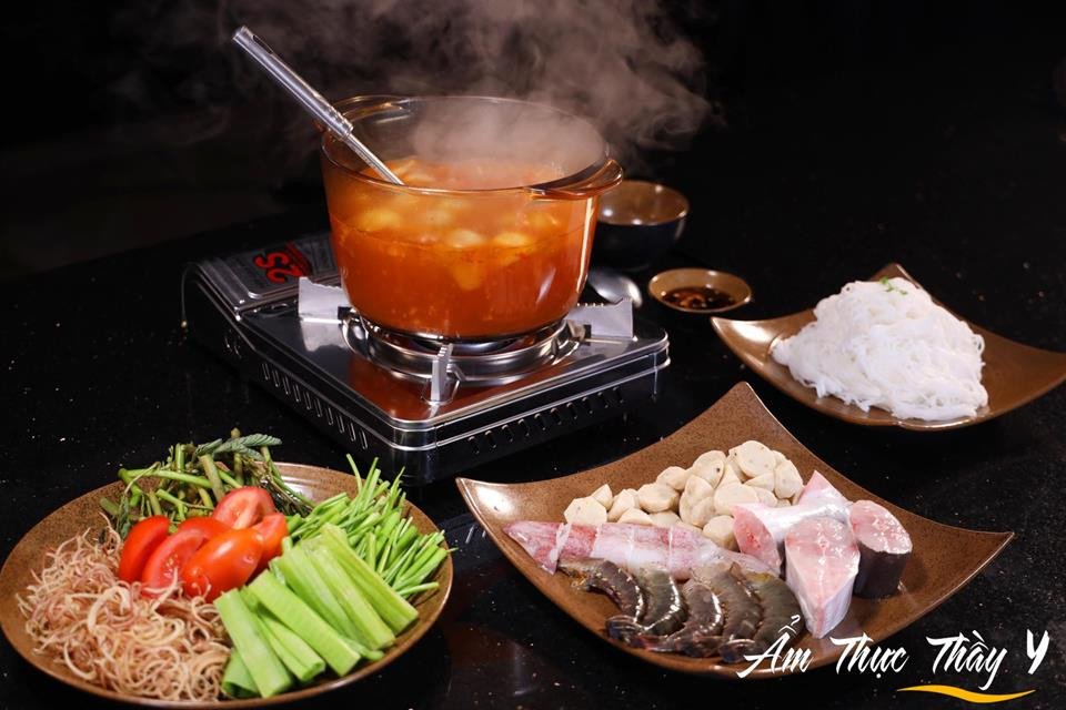 Bàn ăn đầy ắp các loại nguyên liệu nhúng lẩu Thái chua cay, sẵn sàng cho một bữa tiệc ấm cúng bên gia đình.