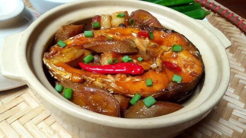 Bàn ăn gia đình với khẩu phần cá cơm kho hợp lý, cân bằng dinh dưỡng