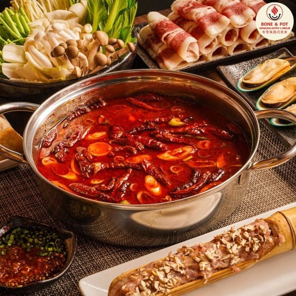 Bàn ăn lẩu Tứ Xuyên nóng hổi với nhiều món nhúng