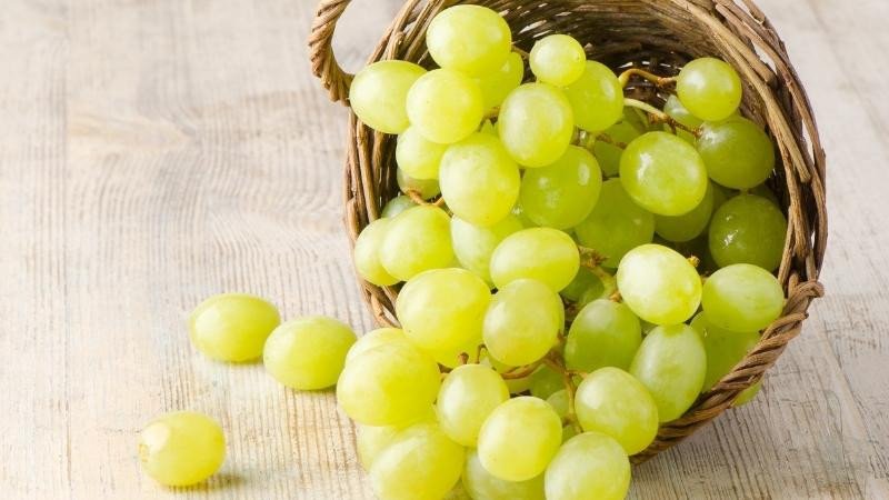 Bạn nên ăn cả vỏ và hạt nho xanh để giảm cân