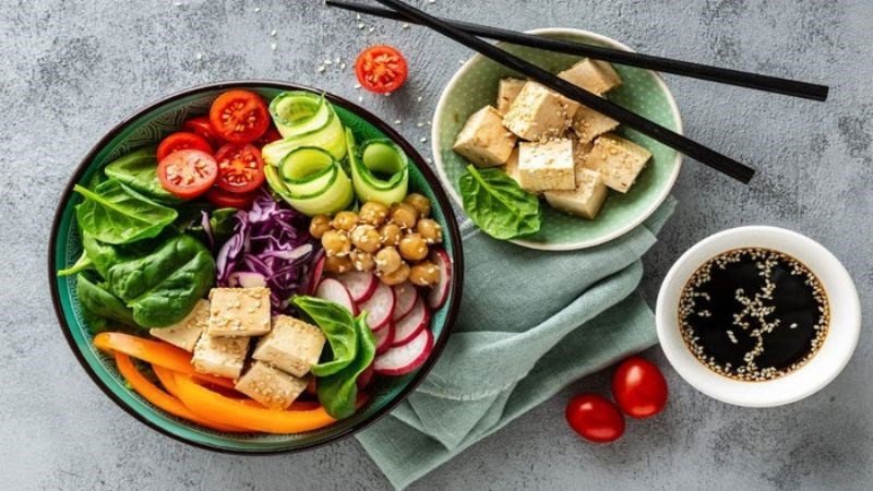 Bạn nên bổ sung đầy đủ dưỡng chất bên cạnh lựa chọn rau sống để giảm cân
