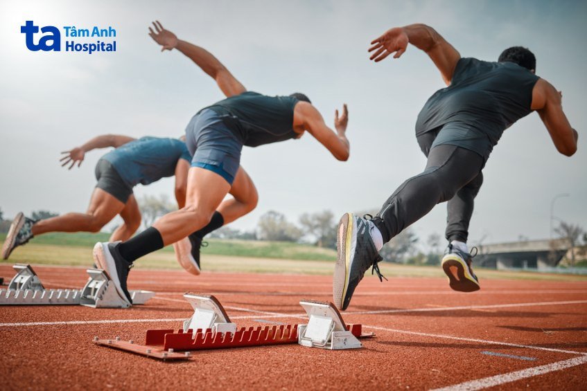 Bàn tay đang giữ một quả táo, tượng trưng cho việc quản lý lượng calo nạp vào cơ thể mỗi ngày để duy trì cân nặng.