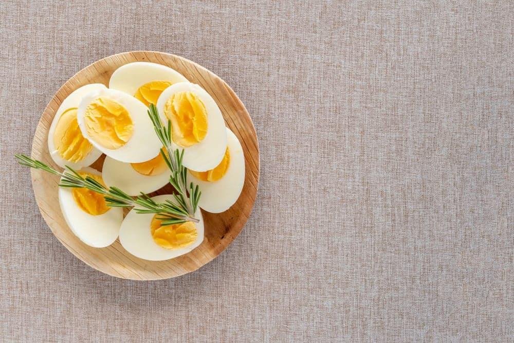 Bảng giá trị calo và dinh dưỡng của một quả trứng gà luộc.