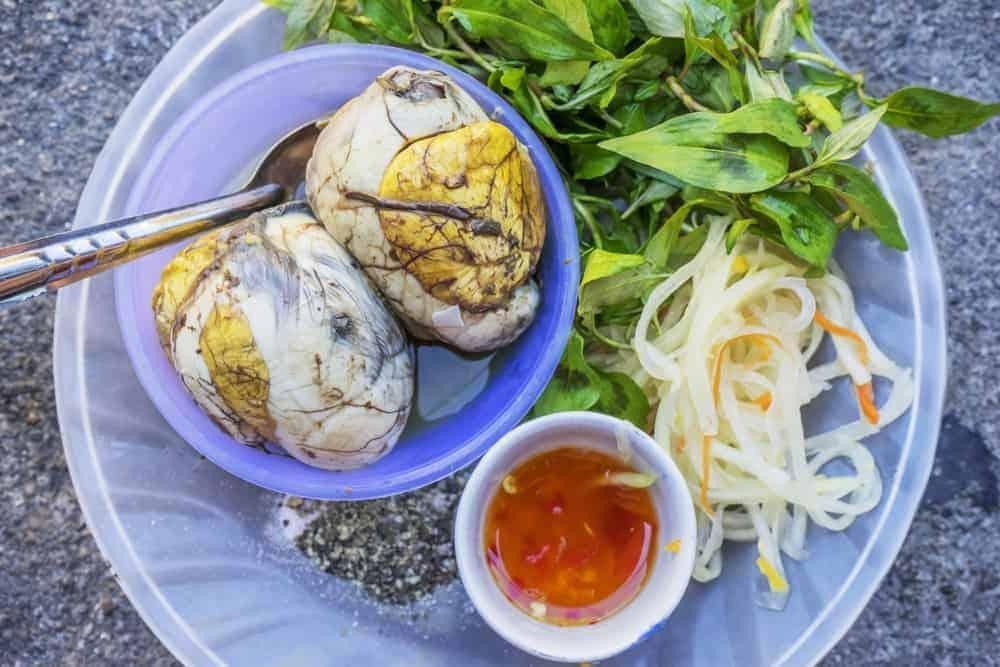 Bảng thành phần dinh dưỡng ước tính trong một quả trứng vịt lộn, chi tiết calo và protein
