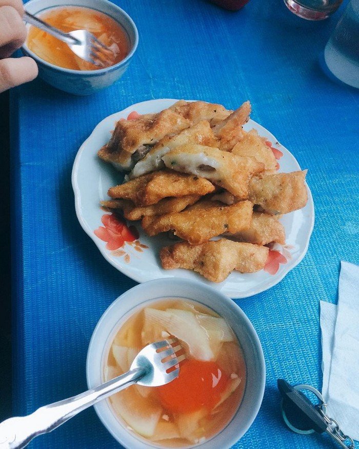 Bánh áp chao cắt đôi lộ nhân thịt vịt đậm đà, cung cấp protein và calo