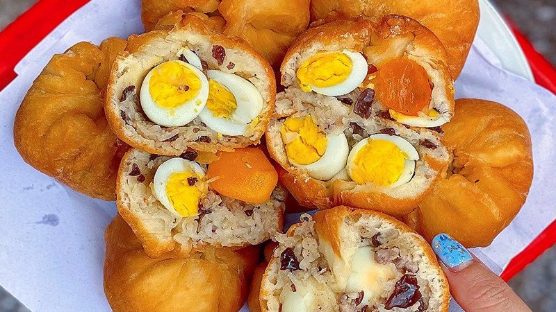 Bánh bao chiên có lượng calo cao hơn do quá trình chế biến, khác biệt với bánh bao ngũ cốc.