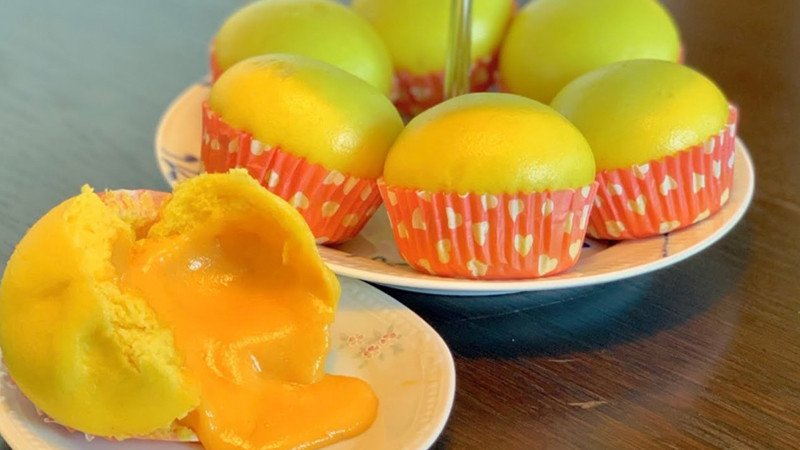 Bánh bao kim sa với nhân béo ngậy có lượng calo cần được chú ý khi so sánh với bánh bao ngũ cốc.