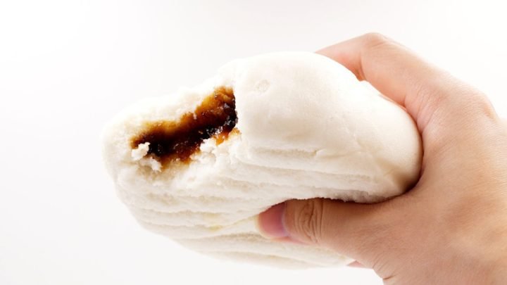 Bánh bao xá xíu nhân phô mai hấp dẫn, với phần nhân đầy đặn, là món ăn vặt được nhiều người yêu thích.