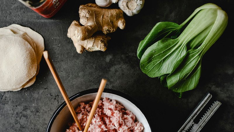 Bánh bao xá xíu phô mai với nhân thịt xá xíu đậm đà và phô mai tan chảy, giàu protein và chất béo.