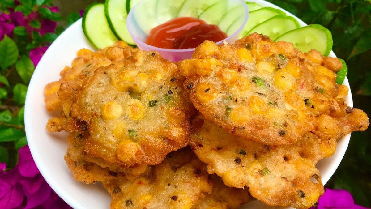 Bánh bắp chiên vàng ươm trong chảo dầu