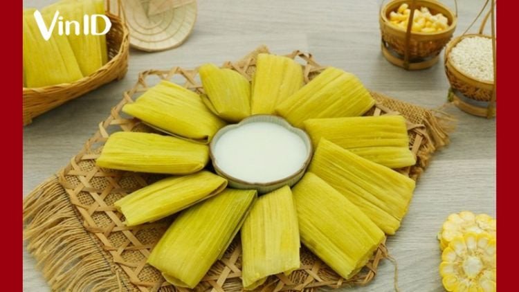 Bánh bắp hấp mềm dẻo, thơm lừng cốt dừa nóng hổi