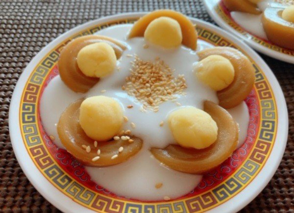 Bánh bèo chén ngọt đậu xanh cốt dừa khi ăn có thể thêm xíu vừng rang cho thơm