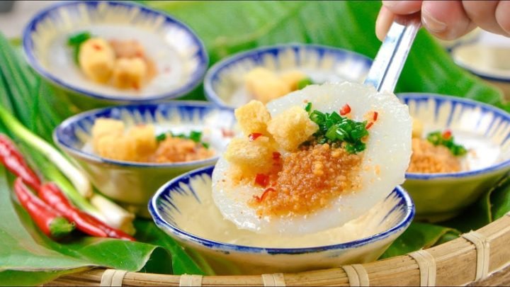 Bánh bèo nhân thịt trong chén sứ