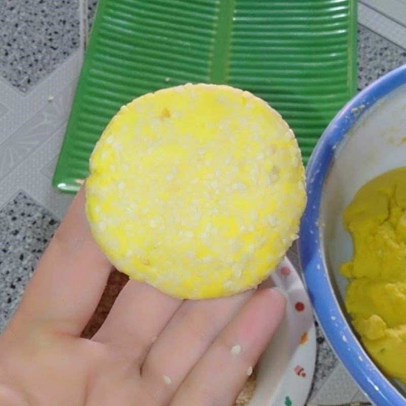 Bánh bí đỏ chiên được lăn qua mè