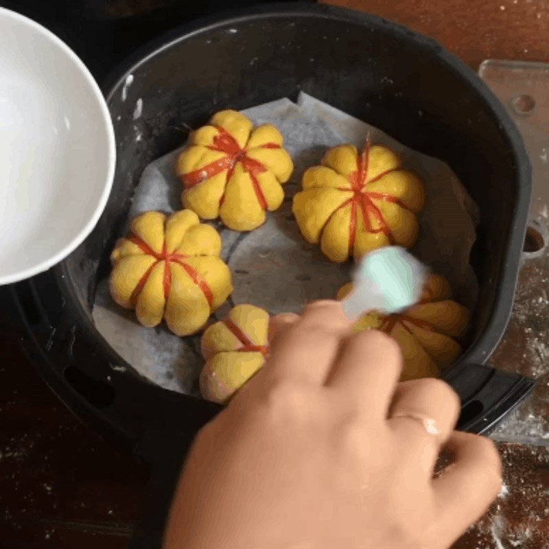 Bánh bí đỏ nướng vàng ươm trong nồi chiên không dầu, toả hương thơm hấp dẫn