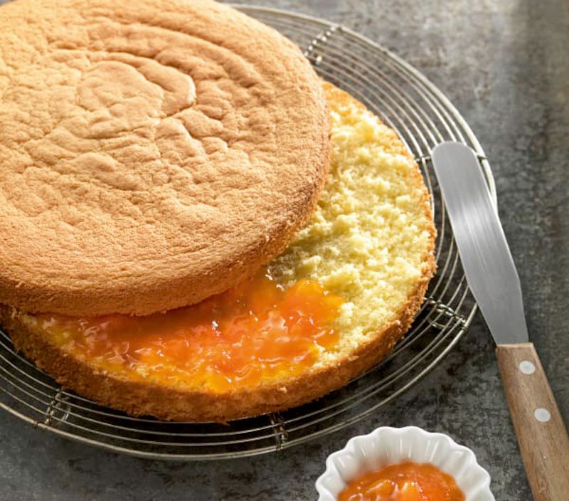 Bí Quyết Làm Bánh Bông Lan Đơn Giản Thành Công Ngay Tại Nhà Bánh bông lan truyền thống vàng ươm, mềm xốp
