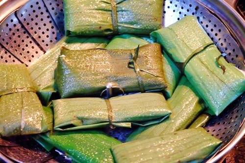 Bánh bột lọc gói lá chuối hấp chín, vỏ bánh trong suốt hấp dẫn