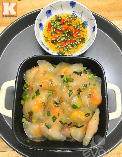 Bánh bột lọc trần trong suốt đã luộc, rưới mỡ hành thơm ngon