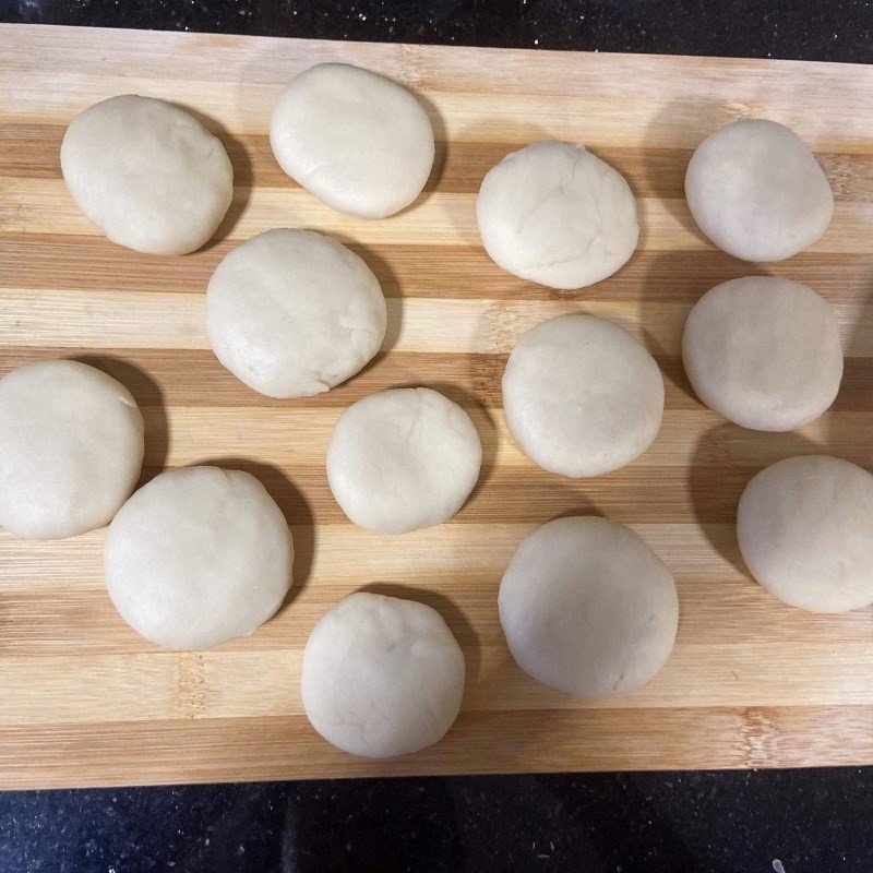 Bánh bột mì nhân đường đã được tạo hình dẹt