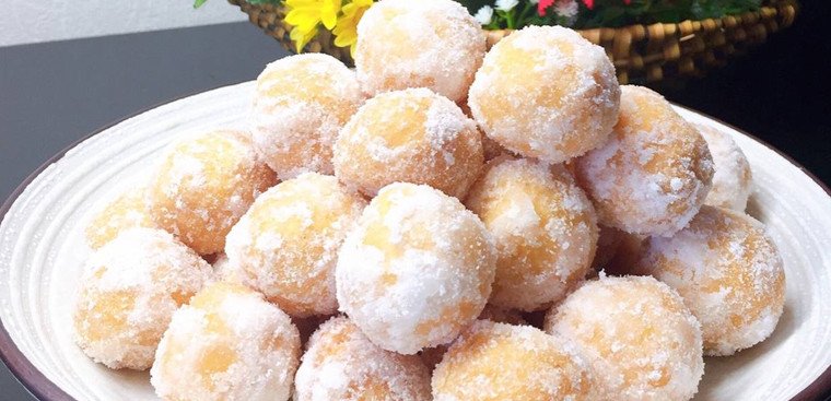 Bánh bột nếp chiên lăn đường ngọt ngào