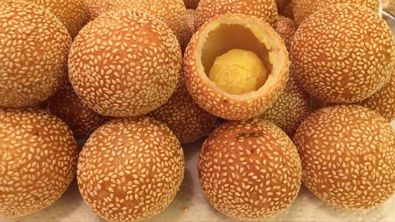 Bánh bột nếp chiên nhân đậu xanh phủ vừng trắng thơm lừng