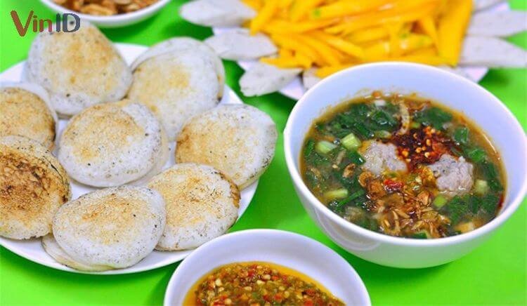Bánh căn ăn kèm với xíu mại thơm ngon, chuẩn vị Đà Lạt