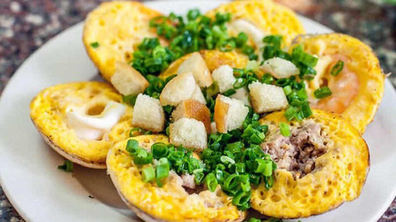 Bánh căn Nha Trang với nhân tôm và mực tươi ngon