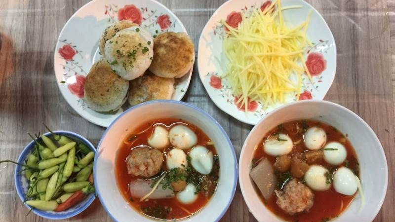 Bánh căn Phan Thiết kèm cá kho và xíu mại