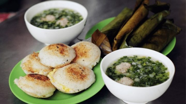 Bánh căn vàng ươm, thơm lừng mới ra lò
