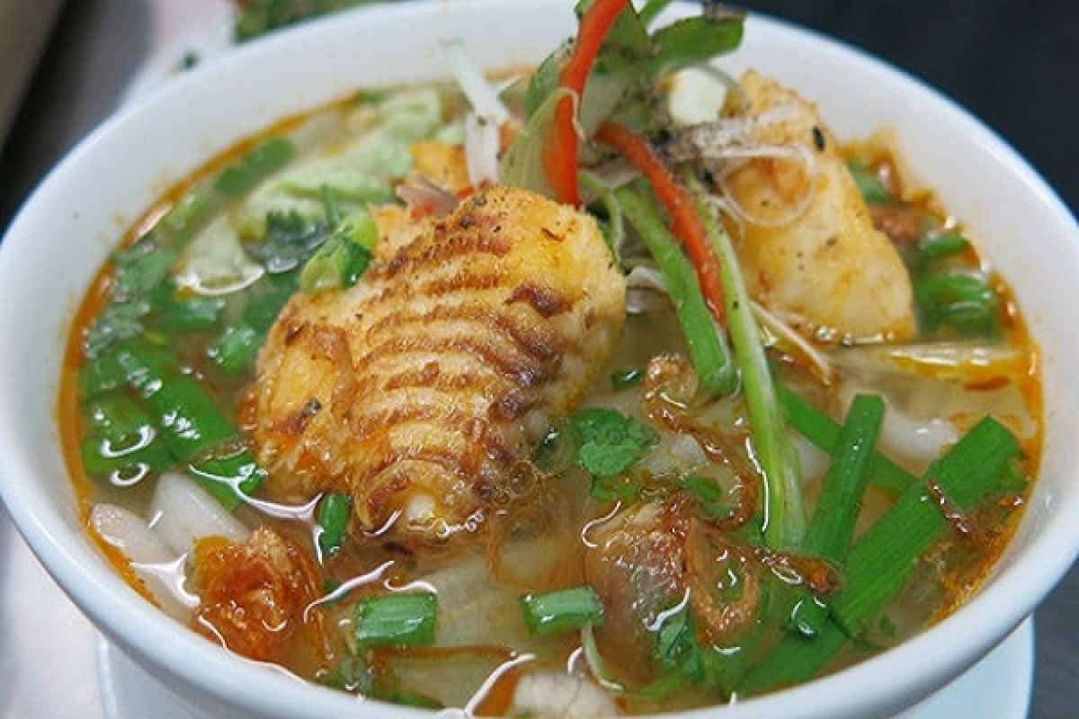 Bánh canh cá lóc Huế hấp dẫn với sợi bánh dai và nước dùng trong