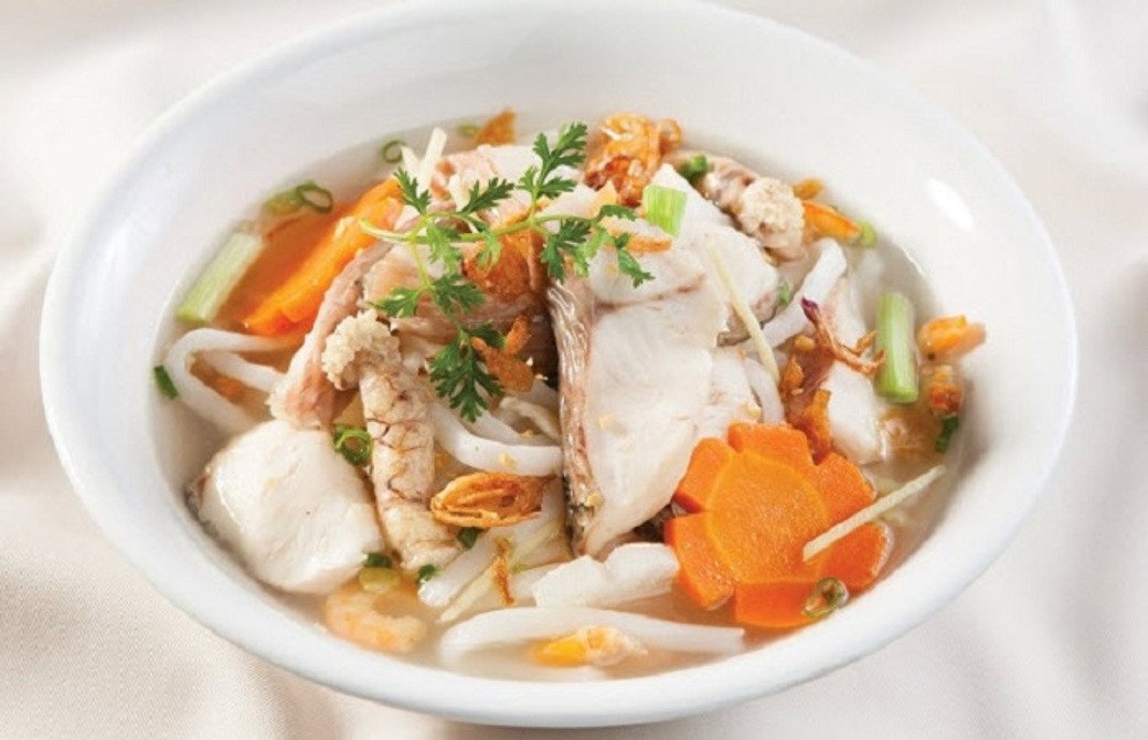 Bánh canh cá lóc quán Mùi luôn tấp nập khách ghé thăm
