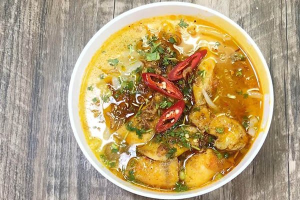 Bánh canh cá lóc rau đắng kiểu Huế với hương vị đặc trưng