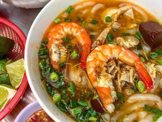 Bánh canh tôm hấp dẫn với tôm đỏ tươi