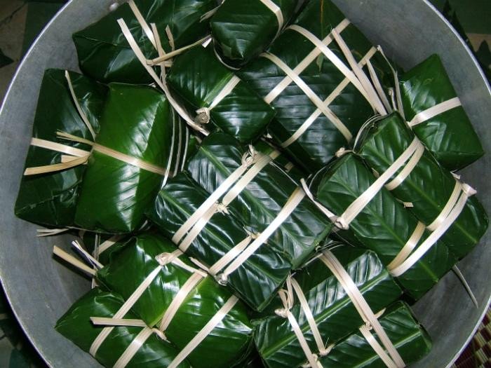 Bánh chưng đang được luộc kỹ lưỡng để nhân đậu xanh thịt lợn chín mềm và thấm vị