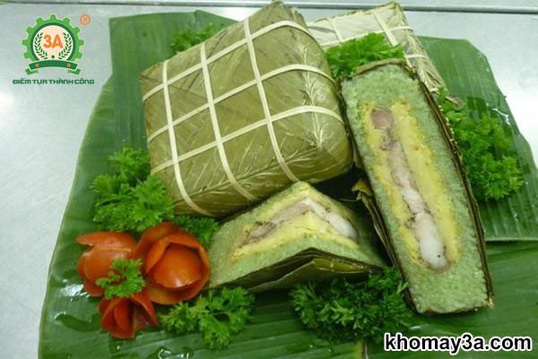 Bánh chưng truyền thống trên mâm cỗ cúng tổ tiên