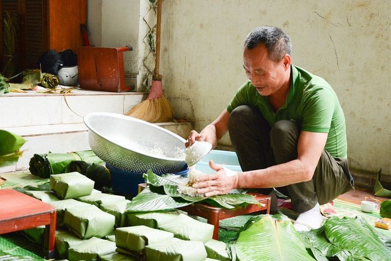 Bánh chưng xanh vuông vức, biểu tượng của đất và sự no đủ ngày Tết cổ truyền