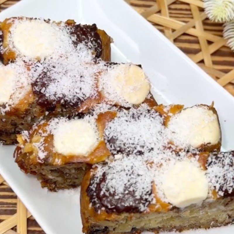 Bánh chuối bột mì với vụn dừa trang trí