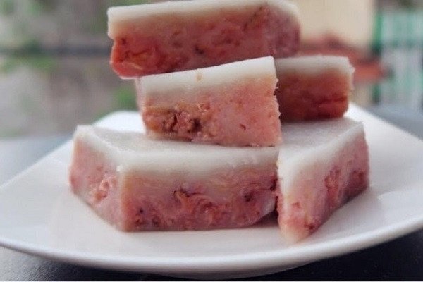 Bánh chuối hấp đỏ với màu sắc đặc trưng và hấp dẫn