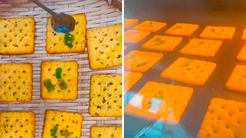 Bánh cracker phết bơ hành đang nướng trong lò