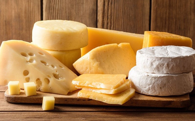 Bánh cracker với phô mai sợi và rau thì là, minh họa khẩu phần ăn phô mai hợp lý