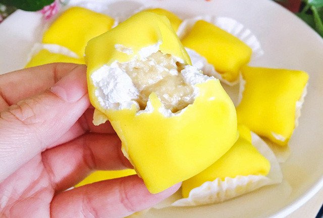 Bánh crepe sầu riêng được bảo quản cẩn thận trong hộp, gợi ý cách giữ bánh tươi ngon trong tủ lạnh để đảm bảo chất lượng.