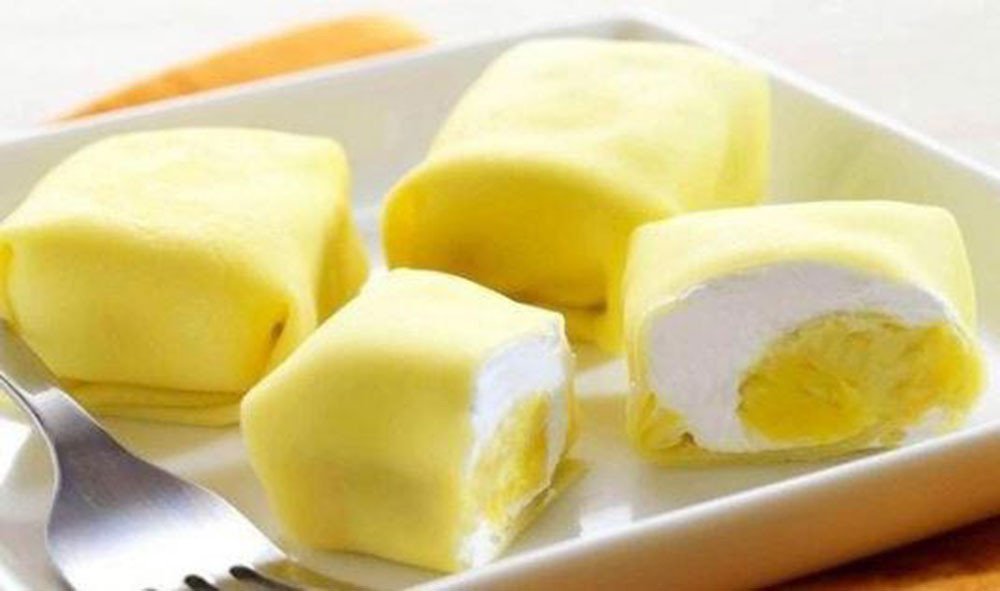 Bánh crepe sầu riêng vàng ươm, nhân kem tươi và sầu riêng béo ngậy