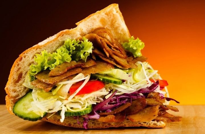 Bánh Cuộn Kebab Bao Nhiêu Calo? Phân Tích Chi Tiết Dinh Dưỡng Bánh cuộn kebab với lớp vỏ giòn và nhân thịt rau