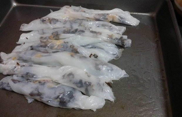 Bánh cuốn nhân thịt mộc nhĩ sau khi đã cuộn khéo léo