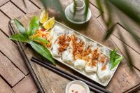 Bánh cuốn nóng hổi với nước chấm